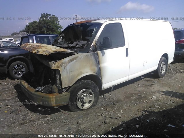 1GCGG25V671141668 - 2007 CHEVROLET EXPRESS G2500  WHITE photo 2