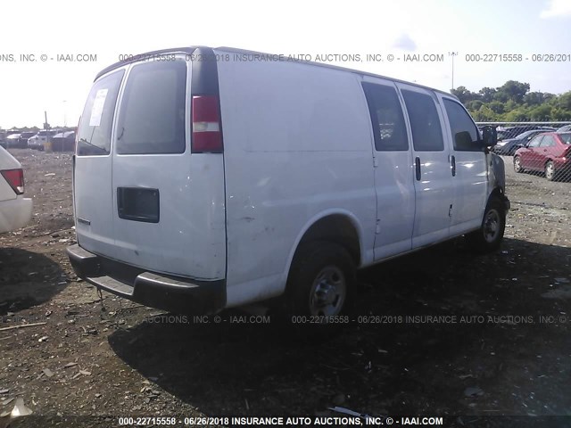 1GCGG25V671141668 - 2007 CHEVROLET EXPRESS G2500  WHITE photo 4