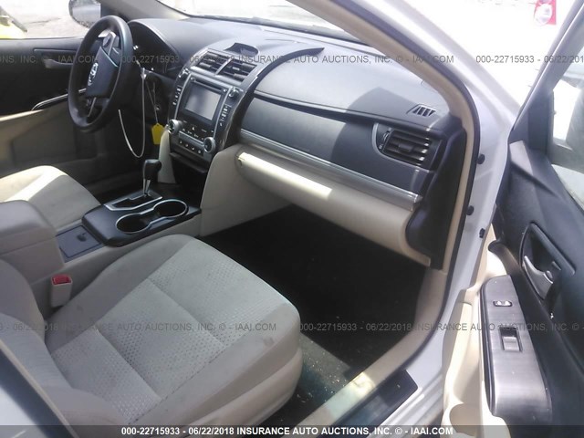 4T1BF1FK2EU431084 - 2014 TOYOTA CAMRY L/SE/LE/XLE 白色 照片 5