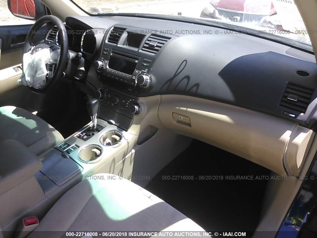 5TDBK3EH1CS121088 - 2012 TOYOTA HIGHLANDER SE BLUE photo 5