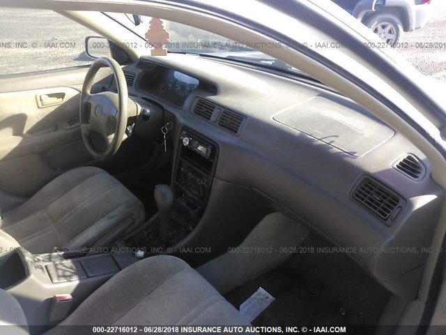 4T1BG22K9WU853184 - 1998 TOYOTA CAMRY CE/LE/XLE TAN photo 5