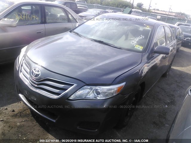 4T1BF3EK8BU199616 - 2011 TOYOTA CAMRY SE/LE/XLE GRAY photo 2