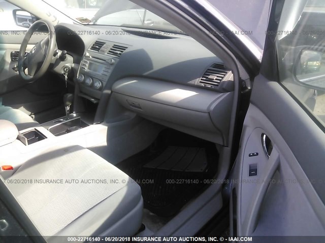 4T1BF3EK8BU199616 - 2011 TOYOTA CAMRY SE/LE/XLE GRAY photo 5