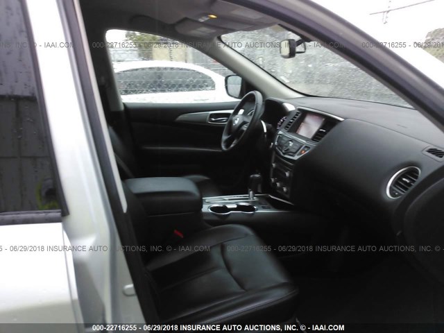 5N1DR2MN0HC624699 - 2017 NISSAN PATHFINDER S/SV/SL/PLATINUM 银色 照片 5