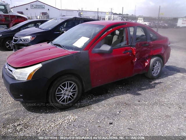 1FAHP35N18W254884 - 2008 FORD FOCUS SE/SEL/SES RED photo 2