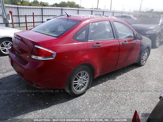 1FAHP35N18W254884 - 2008 FORD FOCUS SE/SEL/SES RED photo 4