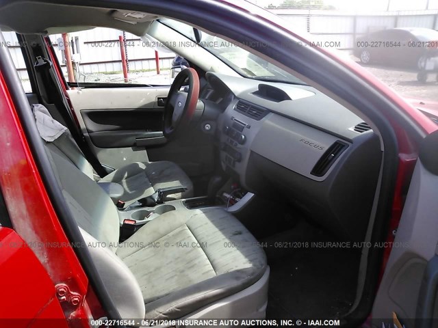 1FAHP35N18W254884 - 2008 FORD FOCUS SE/SEL/SES RED photo 5