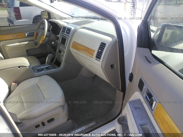 2LMDU68C37BJ13005 - 2007 LINCOLN MKX WHITE photo 5