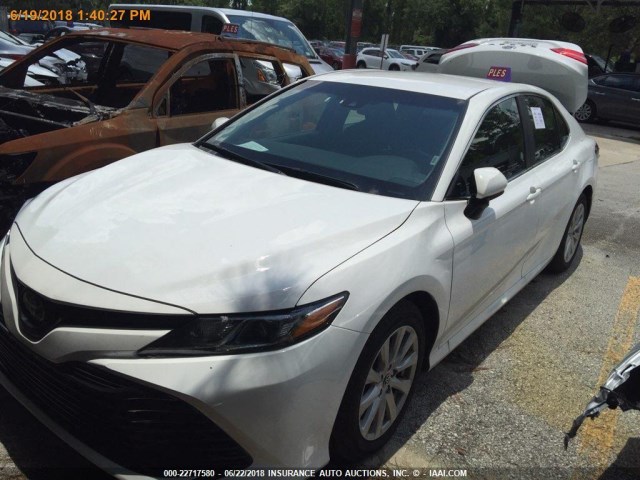 4T1B11HK9JU563362 - 2018 TOYOTA CAMRY L/LE/XLE/SE/XSE WHITE photo 17