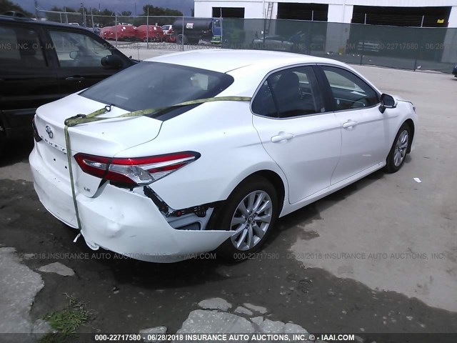 4T1B11HK9JU563362 - 2018 TOYOTA CAMRY L/LE/XLE/SE/XSE WHITE photo 4