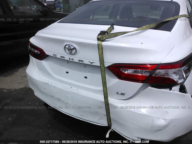 4T1B11HK9JU563362 - 2018 TOYOTA CAMRY L/LE/XLE/SE/XSE WHITE photo 6