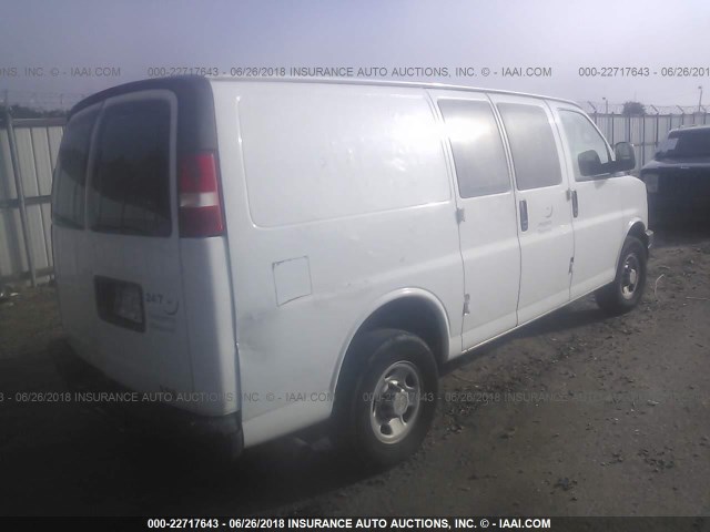 1GCGG25U271139813 - 2007 CHEVROLET EXPRESS G2500  WHITE photo 4