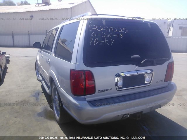 5LMRU27A6XLJ38682 - 1999 LINCOLN NAVIGATOR SILVER photo 3