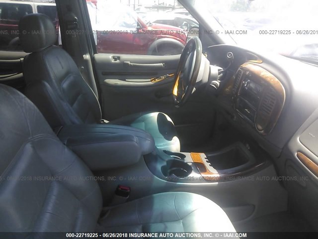 5LMRU27A6XLJ38682 - 1999 LINCOLN NAVIGATOR SILVER photo 5