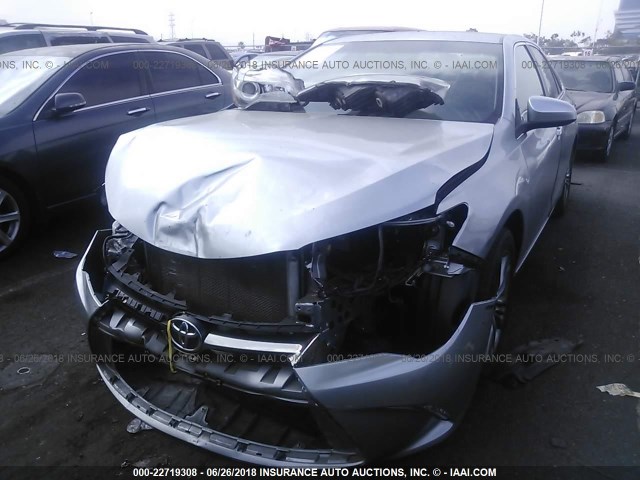 4T1BF1FK3FU497452 - 2015 TOYOTA CAMRY LE/XLE/SE/XSE SILVER photo 2