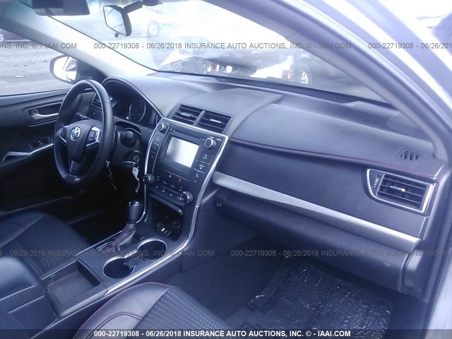 4T1BF1FK3FU497452 - 2015 TOYOTA CAMRY LE/XLE/SE/XSE SILVER photo 5