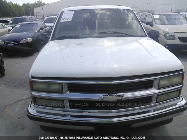 3GNEC16R9WG142237 - 1998 CHEVROLET SUBURBAN C1500 WHITE photo 6