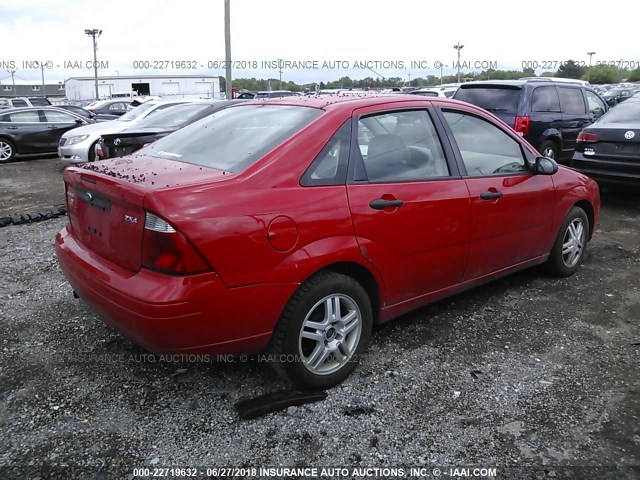 1FAFP34N55W269795 - 2005 FORD FOCUS ZX4 RED photo 4