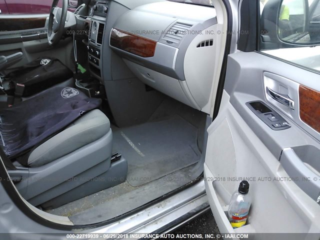2A8HR54149R508203 - 2009 CHRYSLER TOWN & COUNTRY TOURING SILVER photo 5