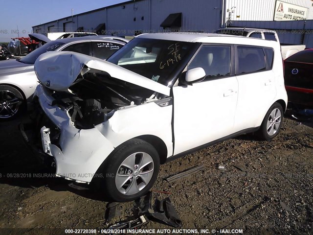 KNDJN2A20E7045472 - 2014 KIA SOUL WHITE photo 2