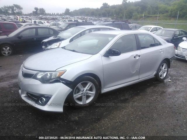 4T1BF1FK9EU355718 - 2014 TOYOTA CAMRY L/SE/LE/XLE 银色 照片 2