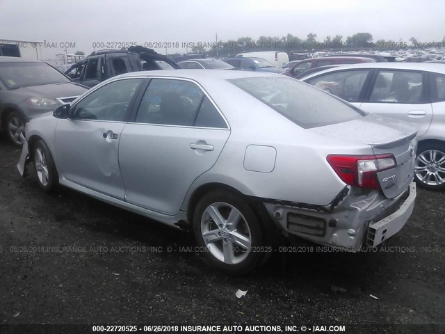4T1BF1FK9EU355718 - 2014 TOYOTA CAMRY L/SE/LE/XLE 银色 照片 3