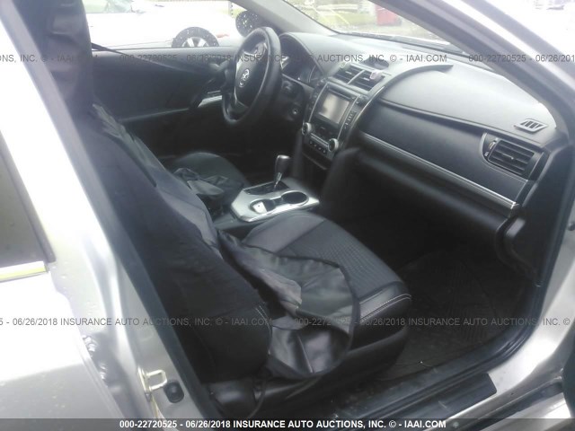 4T1BF1FK9EU355718 - 2014 TOYOTA CAMRY L/SE/LE/XLE 银色 照片 5