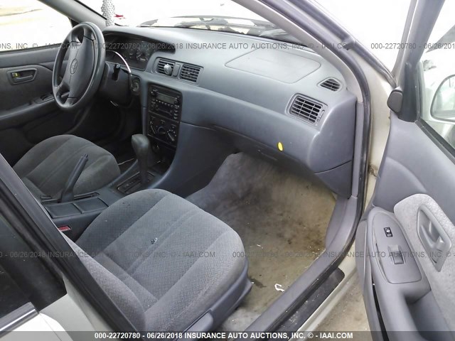 4T1BG22K4YU639139 - 2000 TOYOTA CAMRY CE/LE/XLE SILVER photo 5
