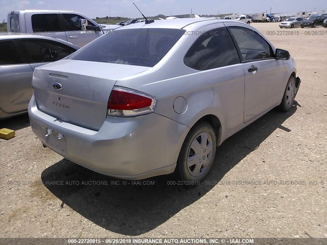 1FAHP32N48W143282 - 2008 FORD FOCUS S/SE SILVER photo 4