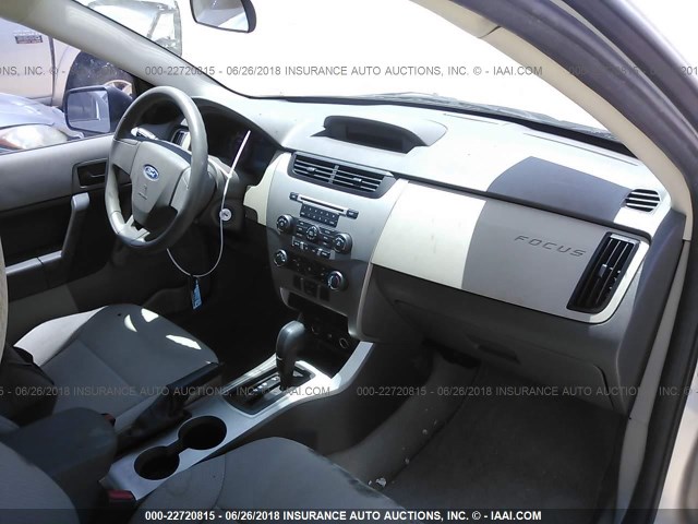 1FAHP32N48W143282 - 2008 FORD FOCUS S/SE SILVER photo 5