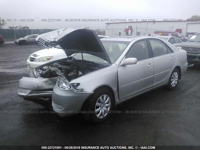 4T1BE30K45U569314 - 2005 TOYOTA CAMRY LE/XLE/SE ვერცხლისფერი ფოტო 2