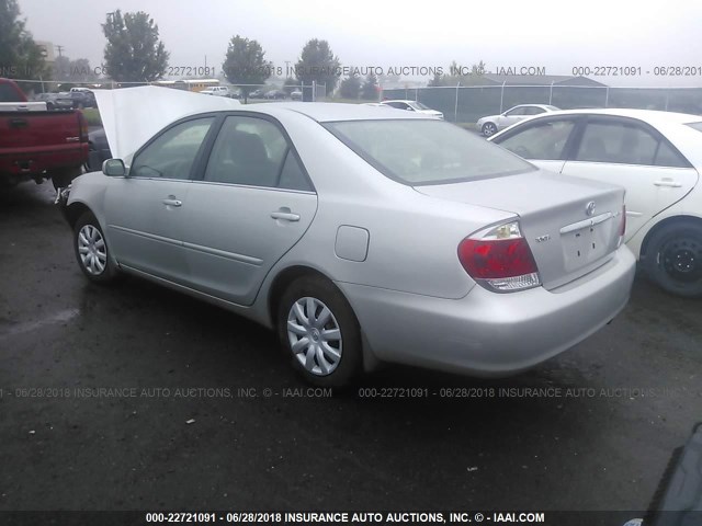 4T1BE30K45U569314 - 2005 TOYOTA CAMRY LE/XLE/SE ვერცხლისფერი ფოტო 3