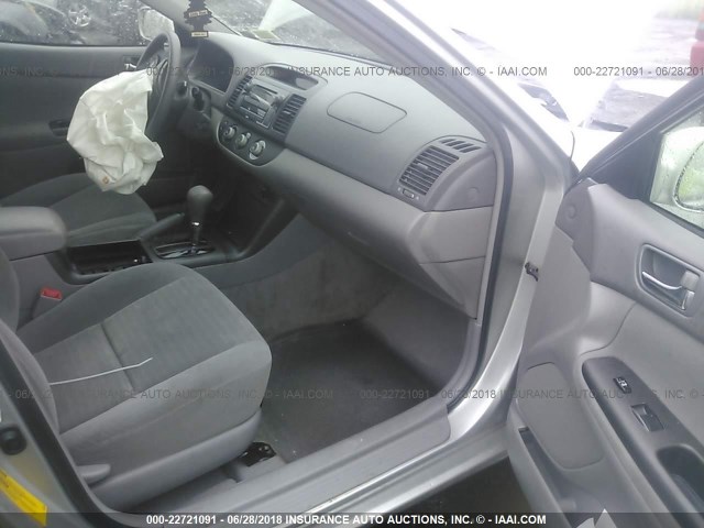 4T1BE30K45U569314 - 2005 TOYOTA CAMRY LE/XLE/SE ვერცხლისფერი ფოტო 5