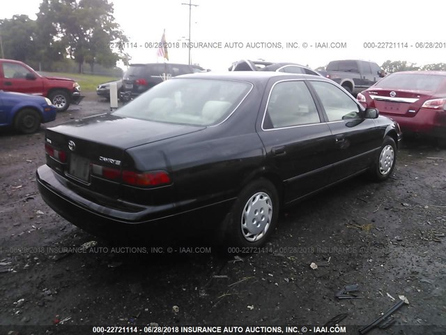 4T1BG22K1WU204799 - 1998 TOYOTA CAMRY CE/LE/XLE BLACK photo 4