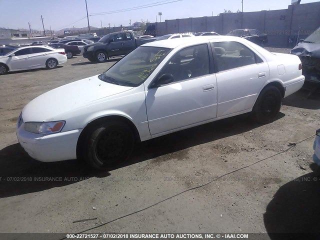 JT2BF28K5W0127367 - 1998 TOYOTA CAMRY LE/XLE WHITE photo 2