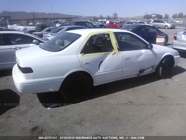 JT2BF28K5W0127367 - 1998 TOYOTA CAMRY LE/XLE WHITE photo 4