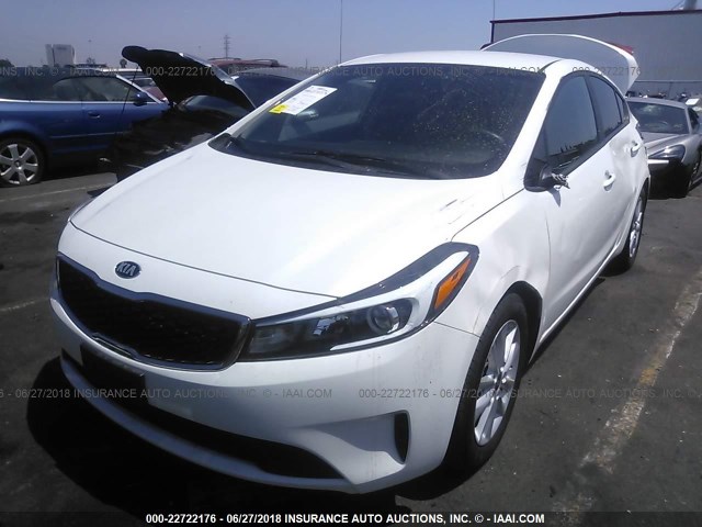 3KPFL4A70HE148916 - 2017 KIA FORTE LX/S WHITE photo 2