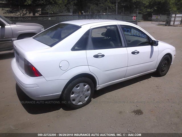 1FAFP34N97W358546 - 2007 FORD FOCUS ZX4/S/SE/SES WHITE photo 4