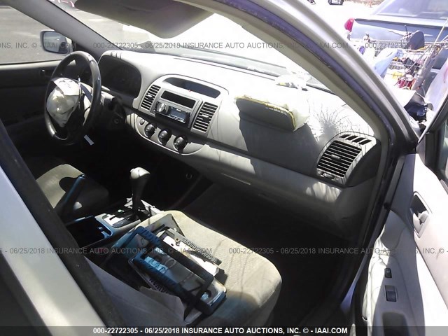 JTDBE30KX30173154 - 2003 TOYOTA CAMRY LE/XLE 银色 照片 5