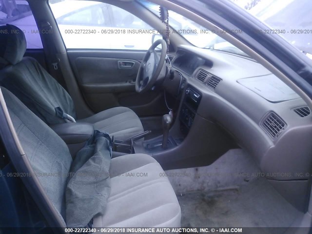 4T1BG22KXWU382775 - 1998 TOYOTA CAMRY CE/LE/XLE 绿色 照片 5