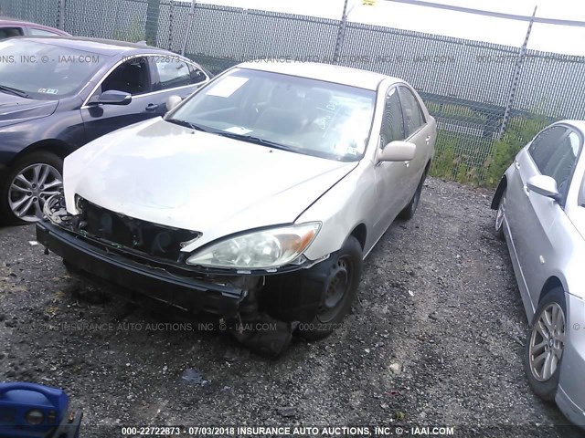 4T1BE32K42U038333 - 2002 TOYOTA CAMRY LE/XLE/SE ოქროსფერი ფოტო 2