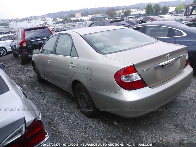 4T1BE32K42U038333 - 2002 TOYOTA CAMRY LE/XLE/SE ოქროსფერი ფოტო 3