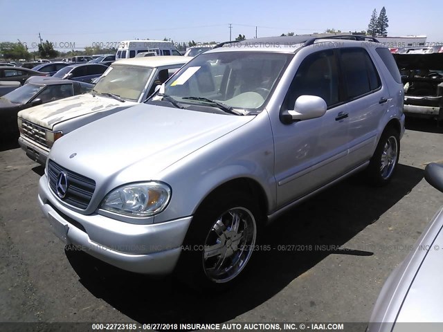 4JGAB54E11A257144 - 2001 MERCEDES-BENZ ML 320 SILVER photo 2