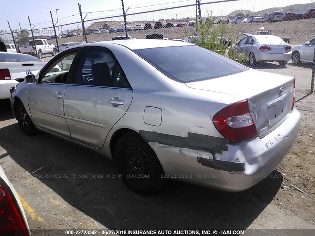 4T1BE32K54U847133 - 2004 TOYOTA CAMRY LE/XLE/SE ვერცხლისფერი ფოტო 3