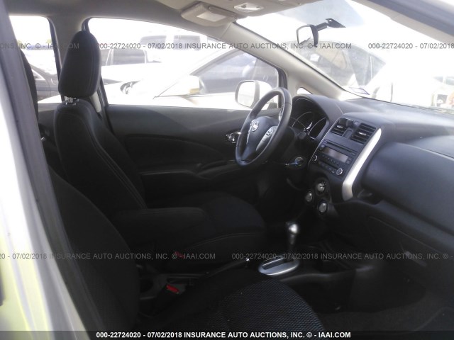 3N1CE2CP2EL369040 - 2014 NISSAN VERSA NOTE S/S PLUS/SV/SL SILVER photo 5