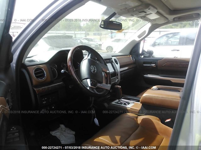 5TFGY5F18EX164146 - 2014 TOYOTA TUNDRA CREWMAX PLATINUM Silber Foto 5