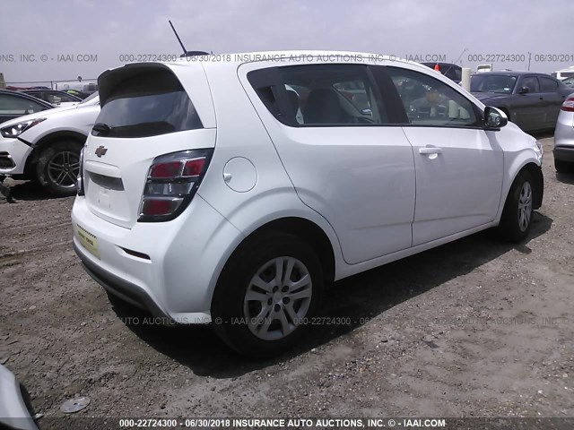 1G1JG6SH4H4173877 - 2017 CHEVROLET SONIC WHITE photo 4