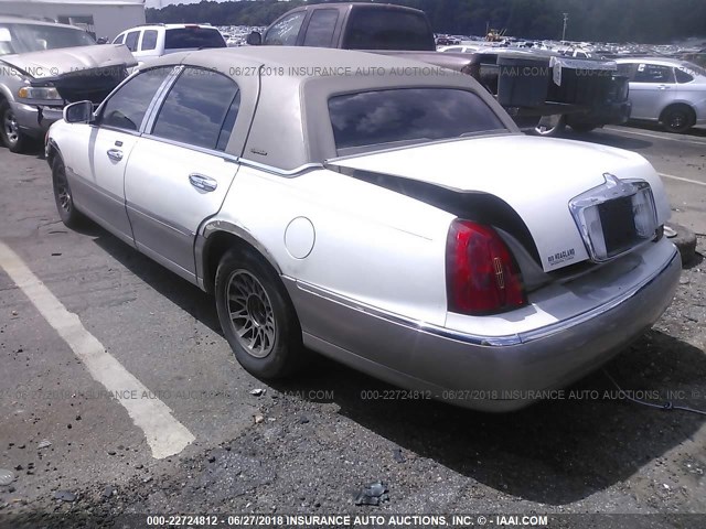 1LNHM82W82Y622935 - 2002 LINCOLN TOWN CAR SIGNATURE WHITE photo 3