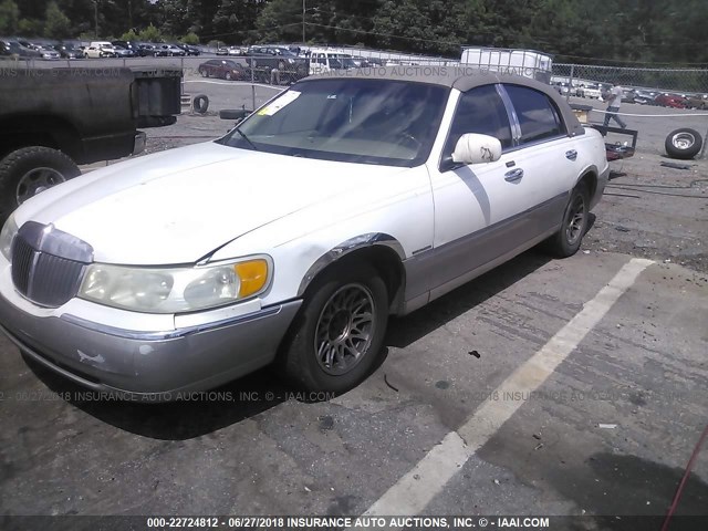 1LNHM82W82Y622935 - 2002 LINCOLN TOWN CAR SIGNATURE WHITE photo 6