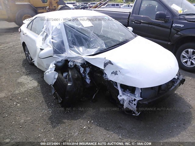 4T1BF1FK4HU794023 - 2017 TOYOTA CAMRY LE/XLE/SE/XSE 白色 照片 1